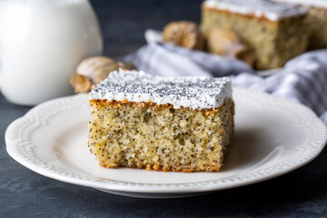 A dessert from traditional Turkish cuisine; Poppy cake, sweet. (Turkish name; Hashasli revani)