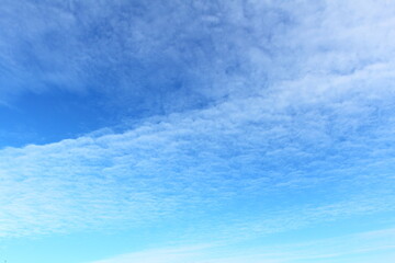 Obraz premium white cirrus clouds against a bright blue sky