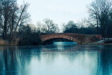 Mostek ceglany rzymski nad stawem zimą