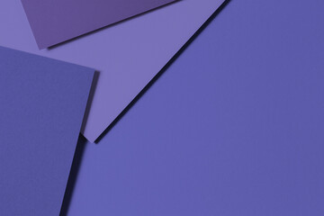 Abstrakter farbiger Papiergeometrie-Zusammensetzungsfahnenhintergrund in sehr peri, purpurroter Farbe. Ansicht von oben