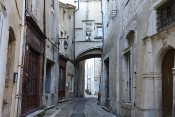 Fototapeta na wymiar Vieille rue pavée typique, village de Viviers, département de l'Ardèche, France
