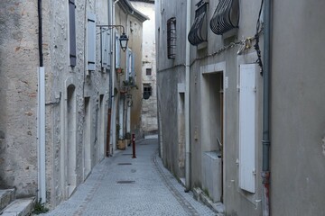 Fototapeta premium Vieille rue pavée typique, village de Viviers, département de l'Ardèche, France