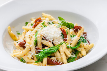pasta with dry tomatoes and spinach