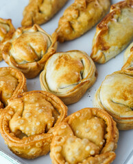 Varias empanadas sudamericanas rellenas de carne y pollo