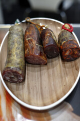 bandeja de embutidos artesanales de cerdo