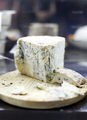 cuña de queso azul roquefort en tabla de quesos