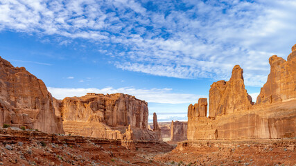 Fototapeta premium Evening view of Park Avenue with clouds in the sky