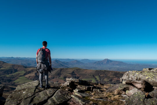Jovem turista a olhar a paisagem a partir da montanha Artzamendi no Pa&iacute;s Basco franc&ecirc;s