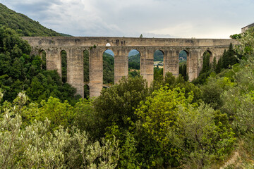 Fototapeta na wymiar The scenic aqueduct “Ponte delle Torri” in Spoleto, surrounded by a scenic natural landscape, Umbria, Italy