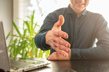 Abschluss eines Deals mit Handschlag in einem Büro