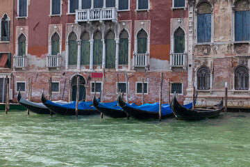 Gondeln ankern vor altem Palast,  Canal Grande, Venedig