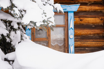 Obraz premium Wooden house and trees in the village (forest) covered with snow.