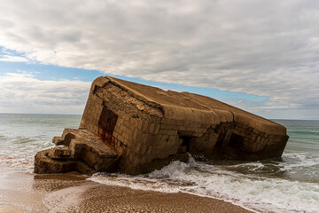 Antiguo búnker del ejército español abandonado en la playa de Punta del Boquerón (San Fernando)...