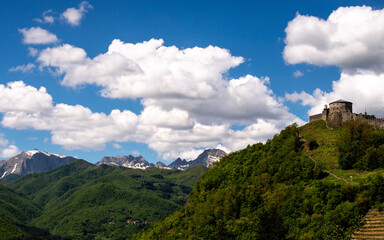 Naklejka premium mountains and clouds