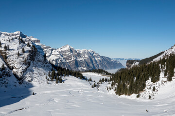 Fototapeta na wymiar Schneeschuhtour zur Leglerhütte; Aussicht auf den gefrohrenen Garichti Stausee