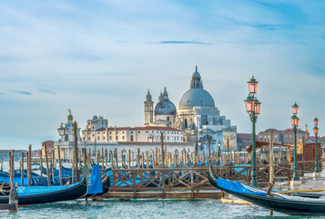 Blick vom Riva degli Schiavoni mit Gondeln  auf die Kirche Santa Maria della Salute in Venedig in...