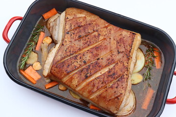 Krustenbraten. Schweinebraten. Schweinebauch mit Kruste.