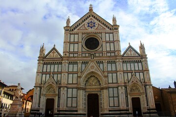 Fototapeta na wymiar The buildings of an ancient church Santa Croce in Florence. Basilica in the center of Florence. One of the city's most popular tourist attractions. The largest Franciscan church in the world.