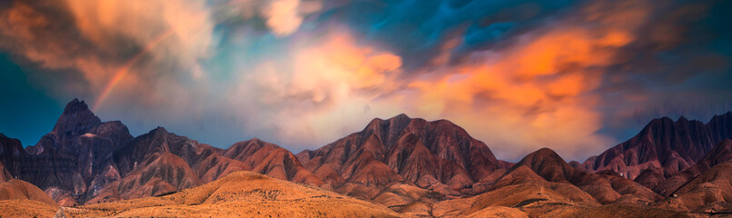 Paysage fantastique avec chaîne de montagnes et ciel de coucher de soleil orange épique