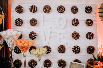 Pączki i napis love © rozentuzjazmowany