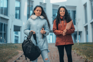 Jóvenes adolescentes preparando su tarea por la mañana junto con sus mochilas para comenzar su clase en la universidad 