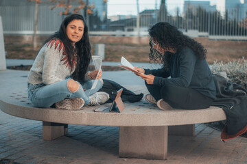 Jovenes alumnas estudiantes de medicina aprendiendo y estudiando en el recreo del recinto escolar para realizar un examen en las aulas