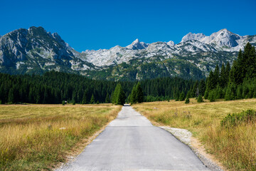 Obraz premium An old road leading to Mountain. An old road leading to village.