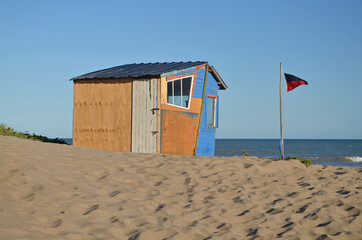Torre / estación guardavidas y bandera de peligro