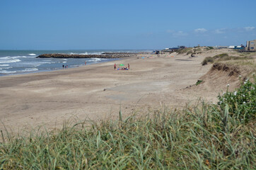 Tranquilo día de playa mar y dunas en la costa atlántica argentina
