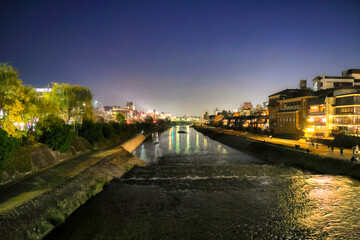 Fototapeta na wymiar 京都、夜の鴨川