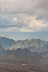 Paisaje con montañas y nubes en la isla de Tenerife