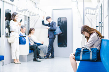電車内で腹痛に苦しむ女子高生