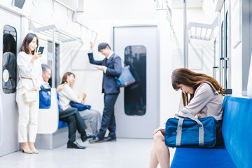 電車内で腹痛に苦しむ女子高生