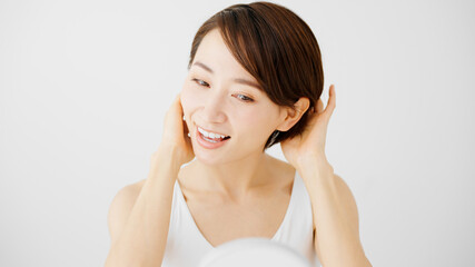 ヘアケアをする若い女性