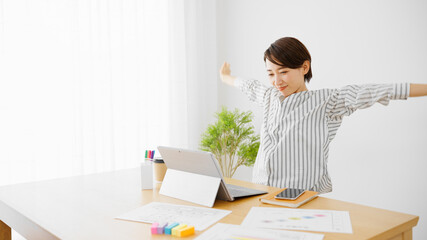 ストレッチをする若い女性