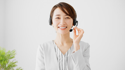 オペレーターの若いビジネスウーマン