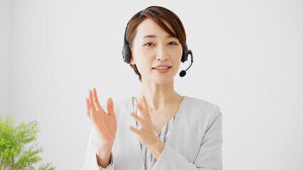 オペレーターの若いビジネスウーマン