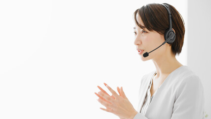 クレーム対応をするオペレーターの若いビジネスウーマン