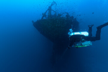 Poppa di un relitto di una nave affondata nella seconda guerra mondiale vicino a Cagliari, con subacqueo - obrazy, fototapety, plakaty