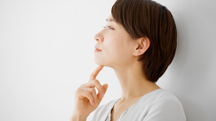 悩む若いビジネスウーマン