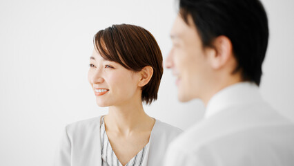 ミーティングをするビジネスマンとビジネスウーマン