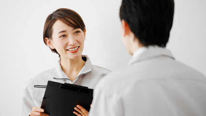 ミーティングをする作業服のビジネスマンとビジネスウーマン