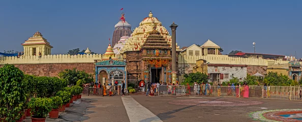 Fotobehang Bedehuis Sri Jagannath-tempel in de staat Orissa in India. Deze tempel is gebouwd in 1000 na Christus en staat bekend om zijn strijdwagenritueel, in de volksmond bekend als Rath Yatra