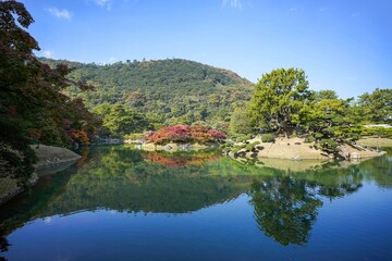 Fototapeta na wymiar 青空バックに見る日本庭園の紅葉情景＠栗林公園、香川