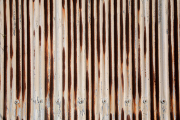 トタンの壁　剥げかけた塗料