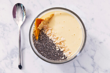 Smoothie bowl mango