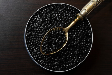 CLOSE UP OF LUXURY GOLDEN SPOON IN BELUGA CAVIAR TIN CAN. TOP VIEW - obrazy, fototapety, plakaty