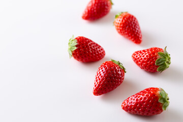 白背景に複数のイチゴ
