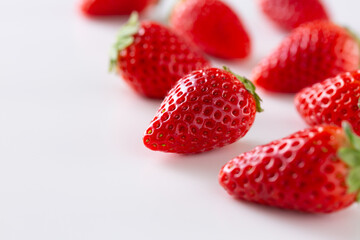 白背景に複数のイチゴ