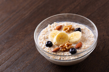 フルーツとナッツをトッピングしたオートミール